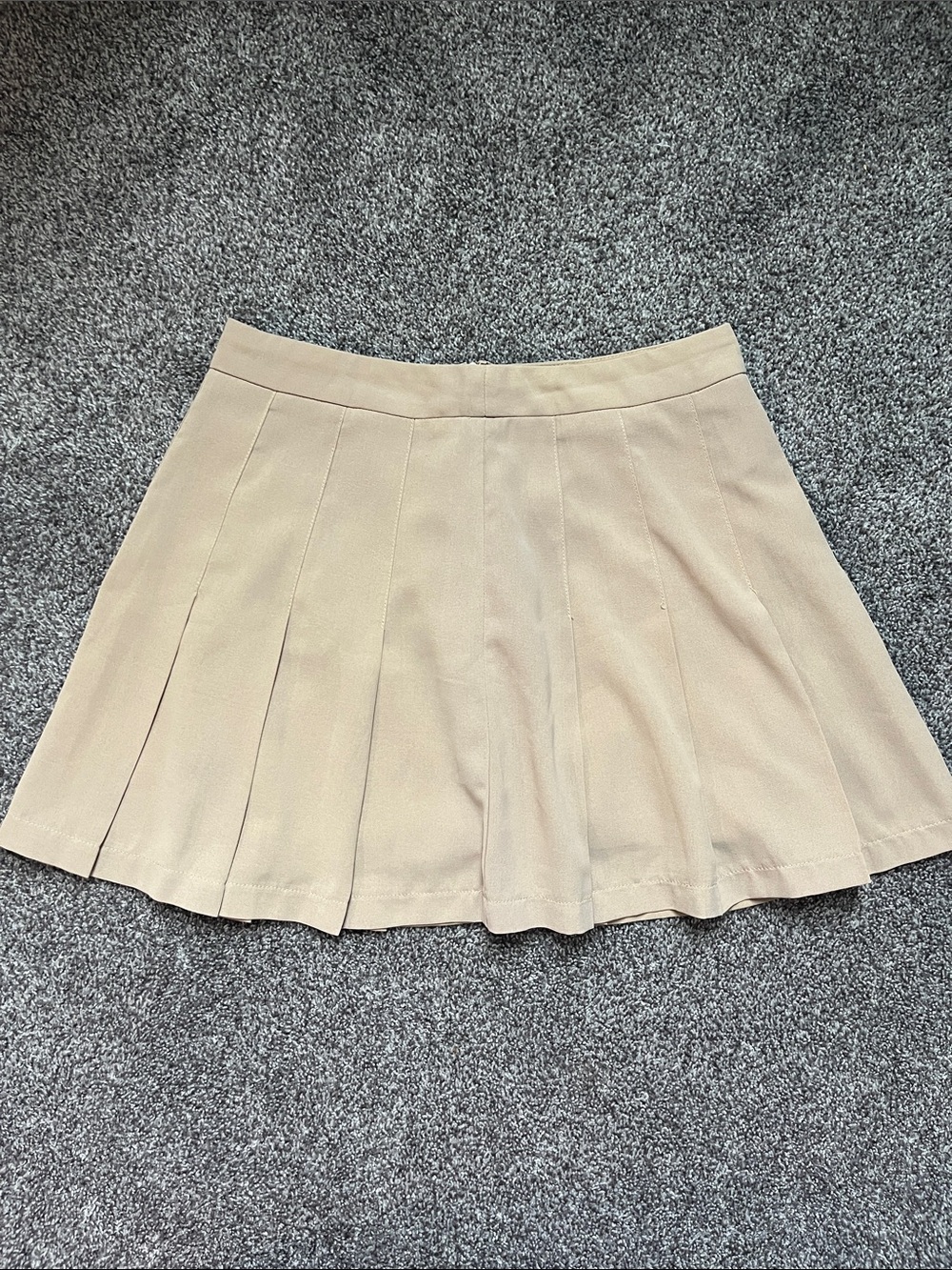 beige pleated mini skort
